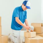 引っ越し作業をする男性