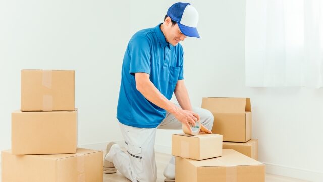 引っ越し作業をする男性