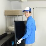 テレビを運ぶ業者の男性