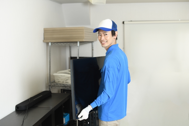 テレビを運ぶ業者の男性