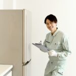 冷蔵庫の確認をする作業員