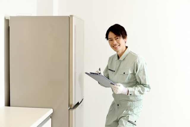 冷蔵庫の確認をする作業員
