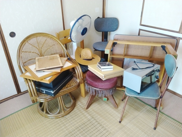 物屋敷の不用品を片付けるイメージ