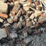 不要なレンガとコンクリートブロック
